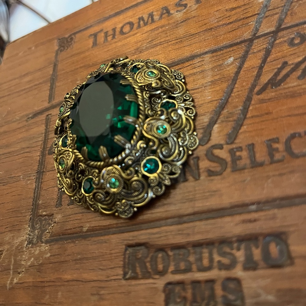 Vintage Ornate Gold and Green Gemstone Brooch - Picture 6 of 11